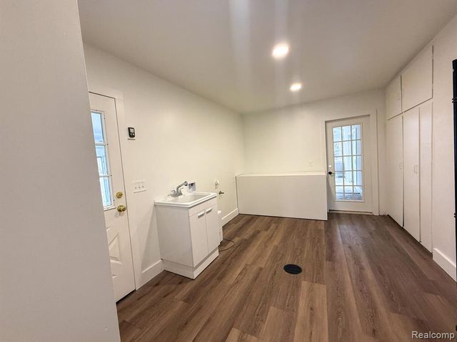 6076 Hugh Street, Burton, MI 48509