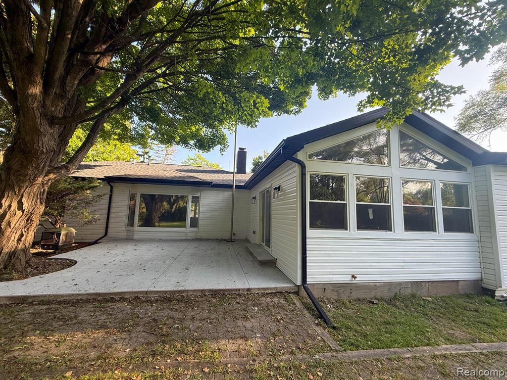 6076 Hugh Street, Burton, MI 48509