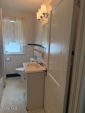 18 Pickering Lane, Troy, NY 12180