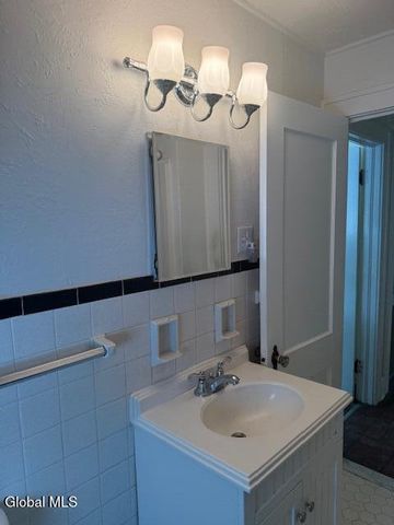 18 Pickering Lane, Troy, NY 12180