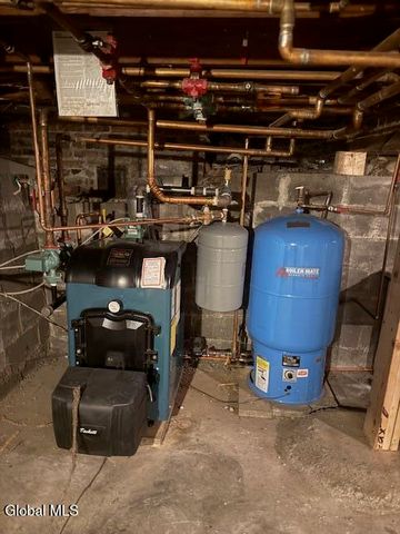 18 Pickering Lane, Troy, NY 12180