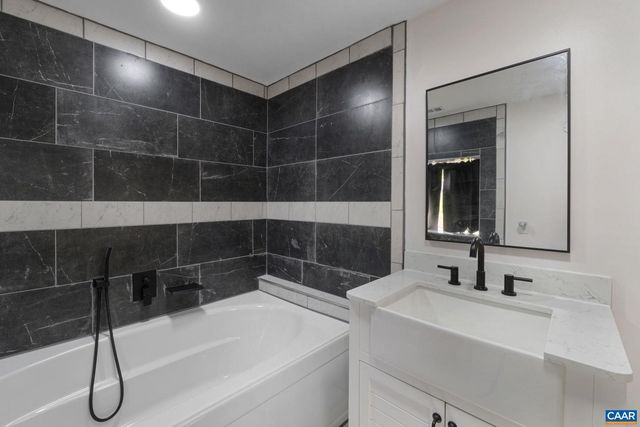 474 LAKE RD, Troy, VA 22974