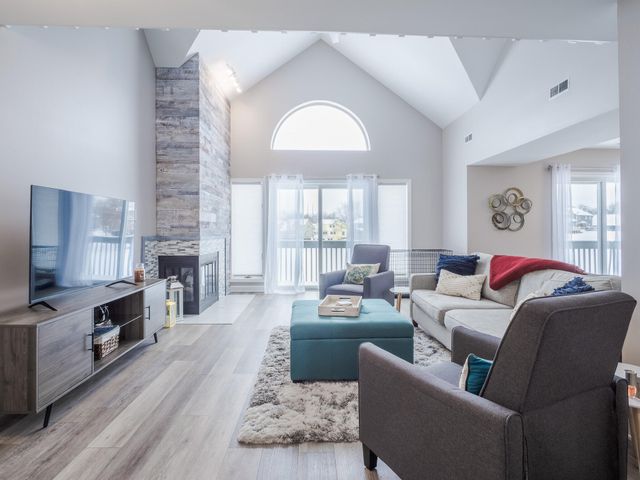 1300 Winding Ridge Lane D8, Valparaiso, IN 46383