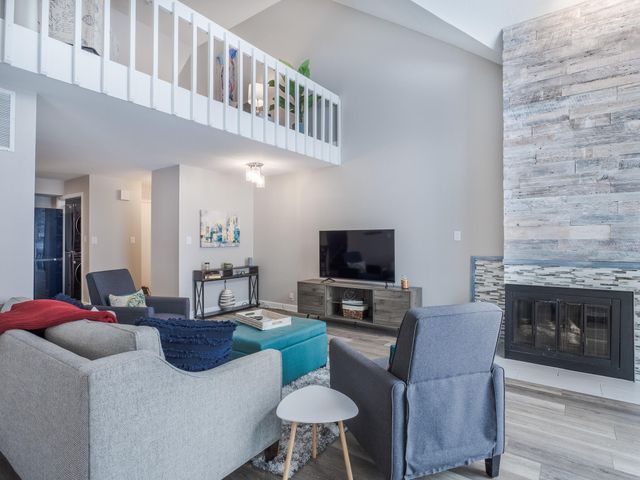 1300 Winding Ridge Lane D8, Valparaiso, IN 46383