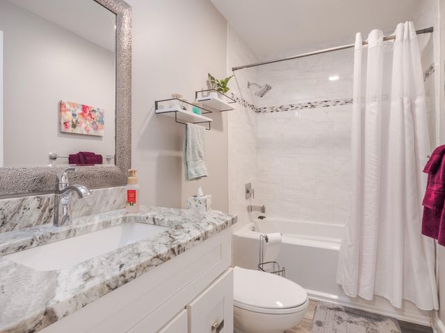 1300 Winding Ridge Lane D8, Valparaiso, IN 46383