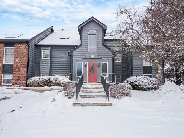 1300 Winding Ridge Lane D8, Valparaiso, IN 46383