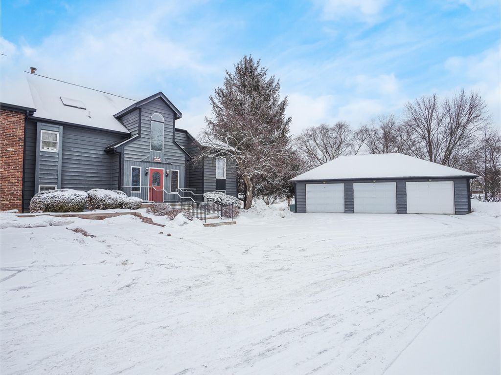 1300 Winding Ridge Lane D8, Valparaiso, IN 46383
