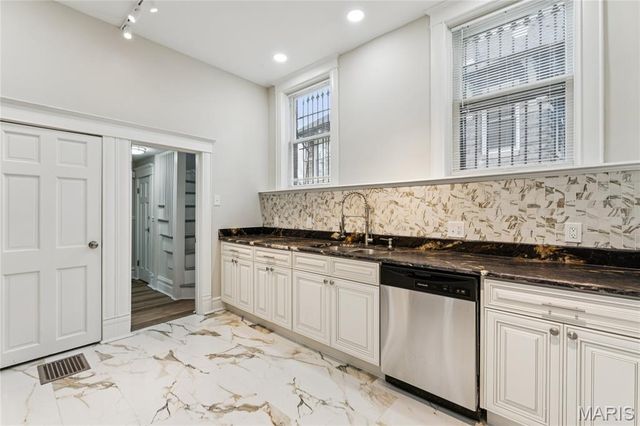 5922 Oakherst Place, St Louis, MO 63112