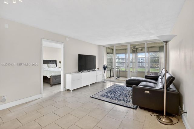 9330 Lagoon Pl 307, Davie, FL 33324