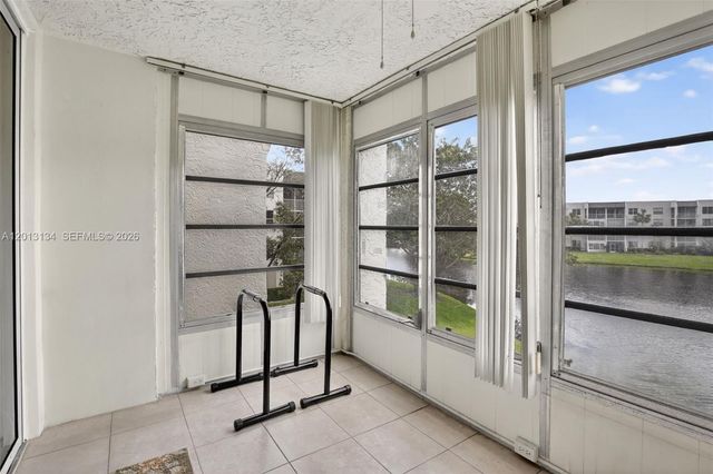 9330 Lagoon Pl 307, Davie, FL 33324