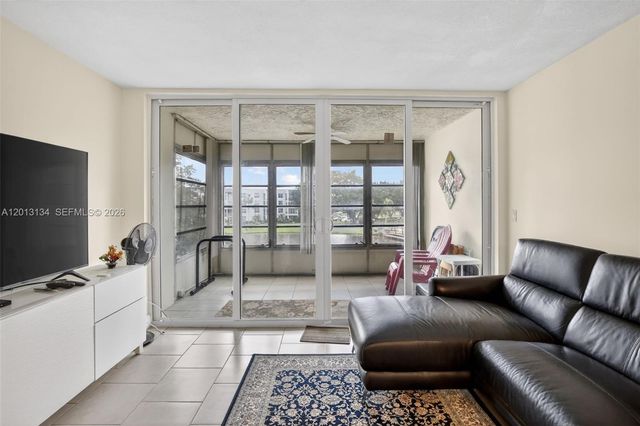 9330 Lagoon Pl 307, Davie, FL 33324