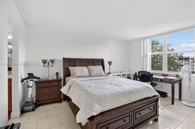 9330 Lagoon Pl 307, Davie, FL 33324
