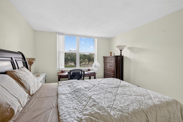 9330 Lagoon Pl 307, Davie, FL 33324
