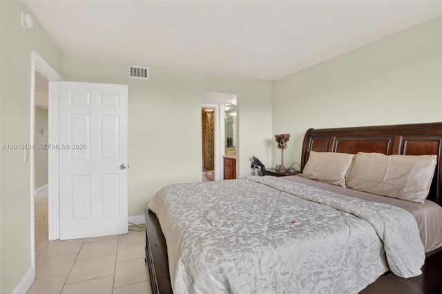 9330 Lagoon Pl 307, Davie, FL 33324