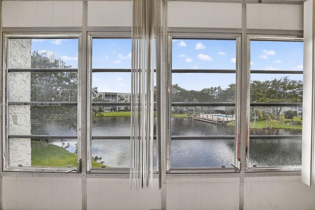 9330 Lagoon Pl 307, Davie, FL 33324