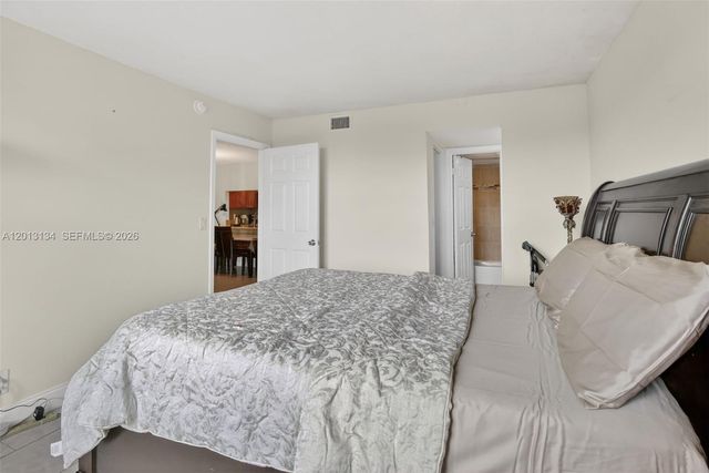 9330 Lagoon Pl 307, Davie, FL 33324