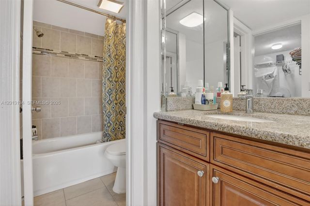 9330 Lagoon Pl 307, Davie, FL 33324