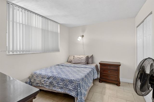 9330 Lagoon Pl 307, Davie, FL 33324