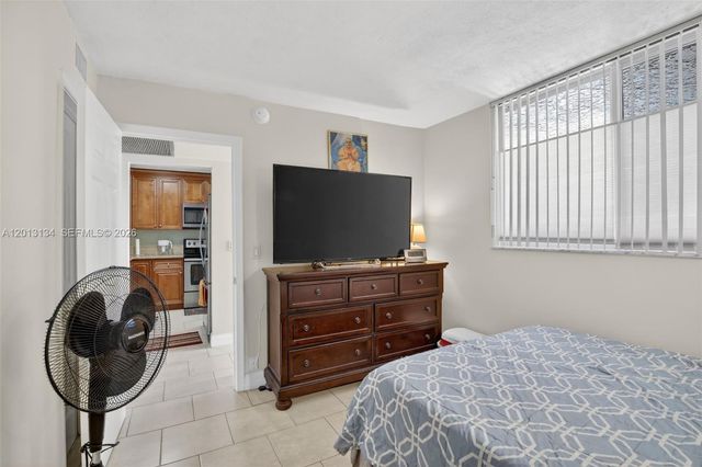 9330 Lagoon Pl 307, Davie, FL 33324