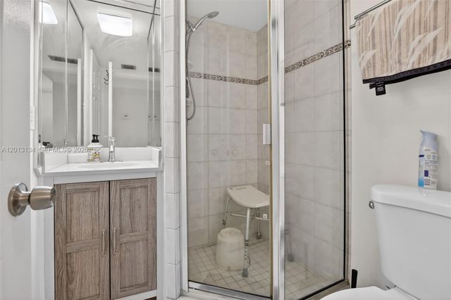 9330 Lagoon Pl 307, Davie, FL 33324
