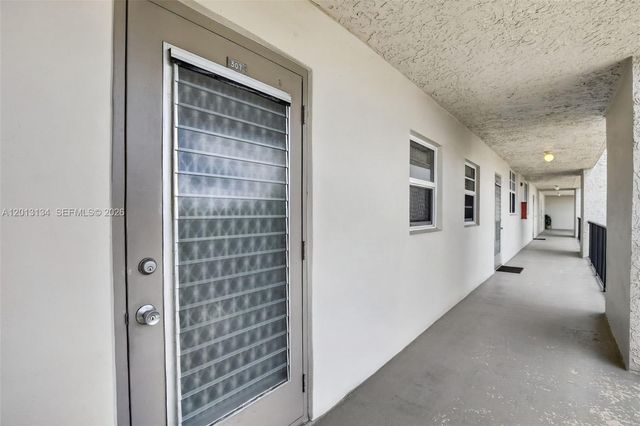 9330 Lagoon Pl 307, Davie, FL 33324