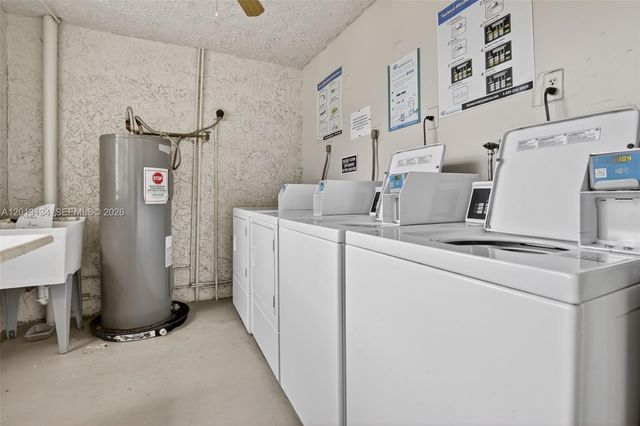 9330 Lagoon Pl 307, Davie, FL 33324