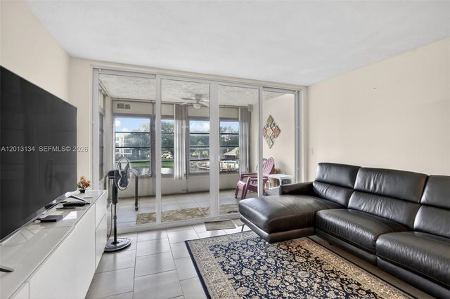 9330 Lagoon Pl 307, Davie, FL 33324