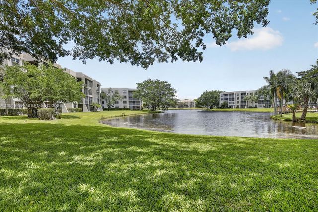 9330 Lagoon Pl 307, Davie, FL 33324