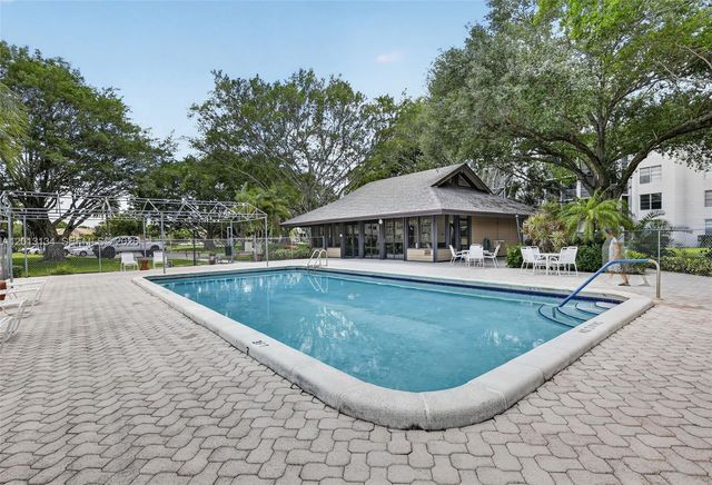 9330 Lagoon Pl 307, Davie, FL 33324