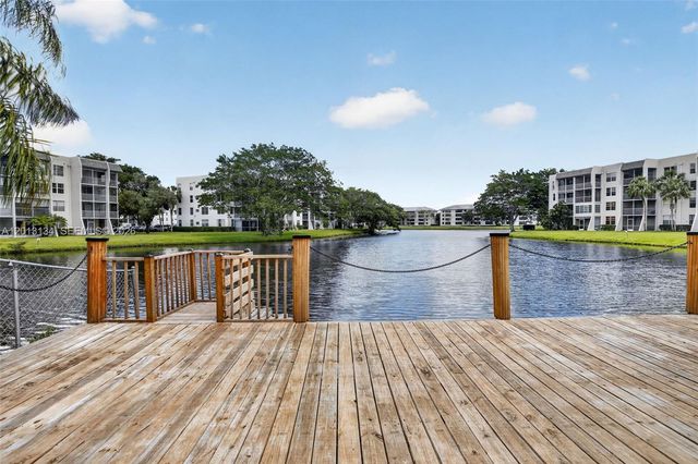 9330 Lagoon Pl 307, Davie, FL 33324