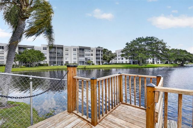 9330 Lagoon Pl 307, Davie, FL 33324