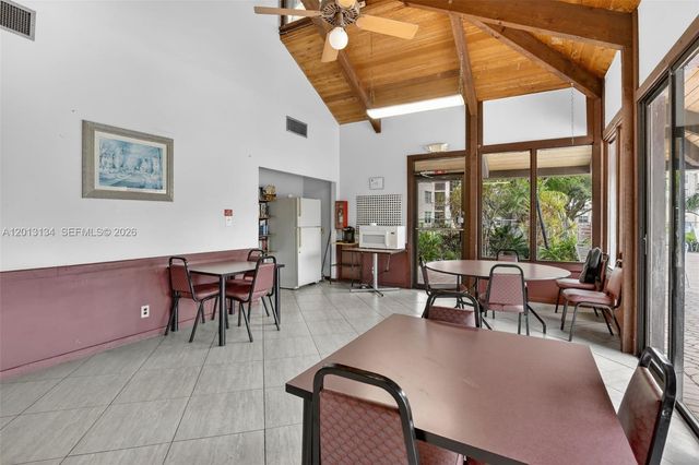 9330 Lagoon Pl 307, Davie, FL 33324