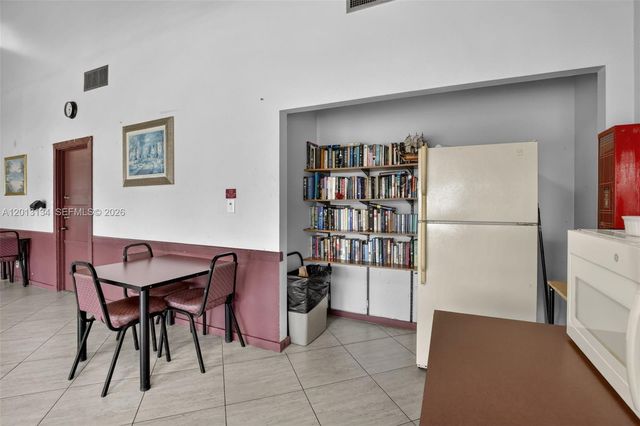 9330 Lagoon Pl 307, Davie, FL 33324