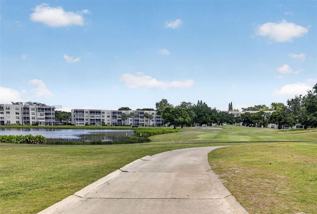 9330 Lagoon Pl 307, Davie, FL 33324