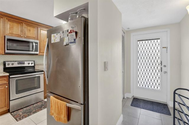 9330 Lagoon Pl 307, Davie, FL 33324