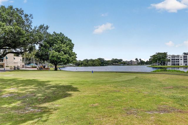 9330 Lagoon Pl 307, Davie, FL 33324