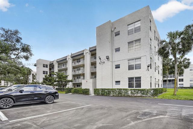 9330 Lagoon Pl 307, Davie, FL 33324