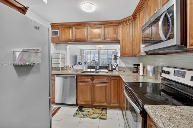9330 Lagoon Pl 307, Davie, FL 33324
