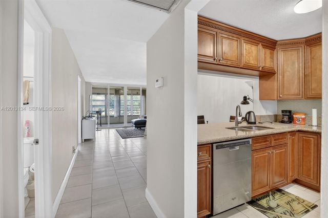9330 Lagoon Pl 307, Davie, FL 33324