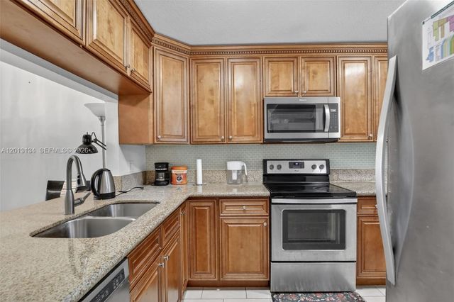 9330 Lagoon Pl 307, Davie, FL 33324
