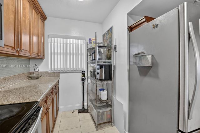 9330 Lagoon Pl 307, Davie, FL 33324