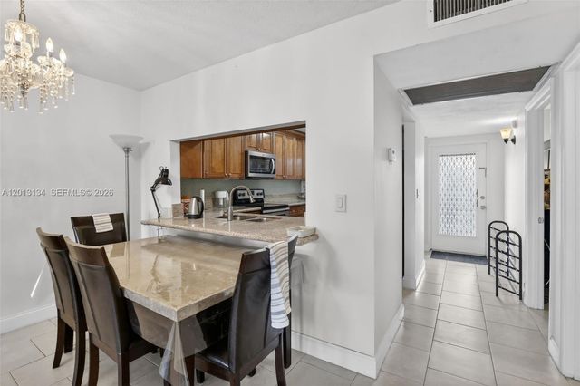 9330 Lagoon Pl 307, Davie, FL 33324