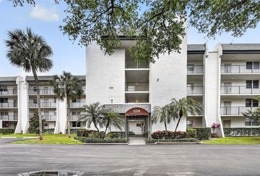 9330 Lagoon Pl 307, Davie, FL 33324
