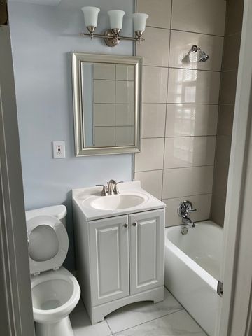 7325 N Honore Street 3B, Chicago, IL 60626