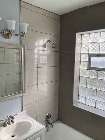 7325 N Honore Street 3B, Chicago, IL 60626