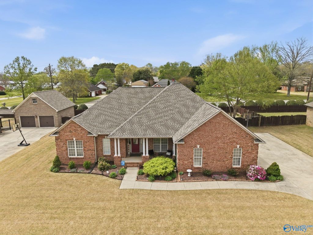 25235 Queensbury Drive, Athens, AL 35613