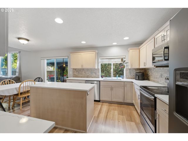 2083 Ne 10TH Ave, Hillsboro, OR 97124