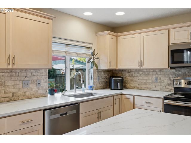 2083 Ne 10TH Ave, Hillsboro, OR 97124
