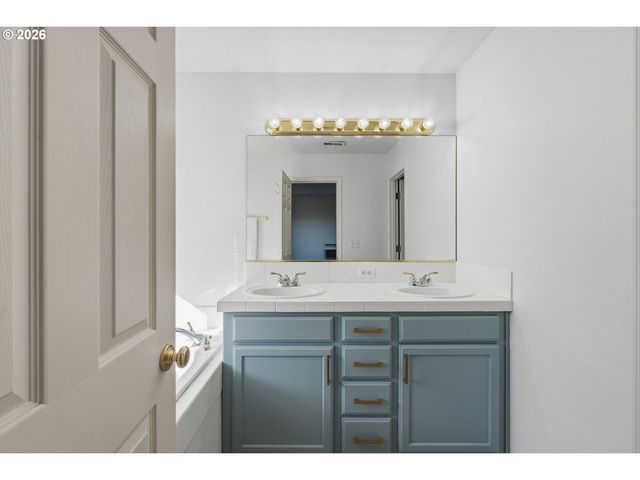 2083 Ne 10TH Ave, Hillsboro, OR 97124