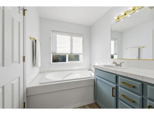 2083 Ne 10TH Ave, Hillsboro, OR 97124